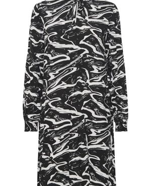 B young Kjole Byjosa Black Mix . Abstrakt mønster kjole med lange ærmer og rund hals med flæse og v udskæring med bindebånd
