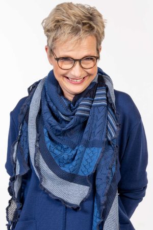 Invero Tørklæde Kyra Blå Forkæl dig selv med det eksklusive Invero Tørklæde Kyra Blå – et elegant og blødt tørklæde/sjal i de skønneste farvekombinationer. Det perfekte accessoires til at give din kjole eller dit outfit et sofistikeret løft. Tørklædet er strikket i en klassisk trekantet form af det fineste merinould fra Italien og fremstillet med omhu i Tyskland. Det lette hulmønster er smukt afstemt i forskellige farvevariationer, der giver et unikt og stilfuldt udtryk. Med sin lette kvalitet kan tørklædet bruges både som et elegant tørklæde eller som et lunt sjal over skuldrene. Det er alsidigt, komfortabelt og ideelt til enhver lejlighed. De harmoniske farvekombinationer og den udsøgte kvalitet gør dette tørklæde til en uundværlig del af din garderobe. Mål: 140 x 200 cm.