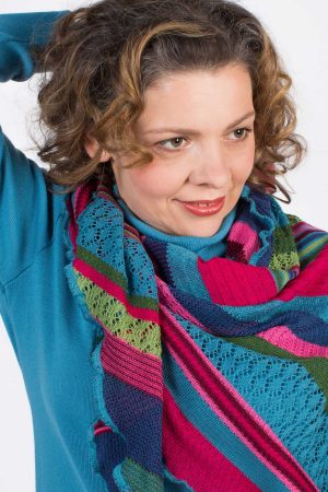 Invero Tørklæde Kyra Fantasi Forkæl dig selv med det eksklusive Invero Tørklæde Kyra Fantasi – et elegant og blødt tørklæde/sjal i de skønneste farvekombinationer. Det perfekte accessoires til at give din kjole eller dit outfit et sofistikeret løft. Tørklædet er strikket i en klassisk trekantet form af det fineste merinould fra Italien og fremstillet med omhu i Tyskland. Det lette hulmønster er smukt afstemt i forskellige farvevariationer, der giver et unikt og stilfuldt udtryk. Med sin lette kvalitet kan tørklædet bruges både som et elegant tørklæde eller som et lunt sjal over skuldrene. Det er alsidigt, komfortabelt og ideelt til enhver lejlighed. De harmoniske farvekombinationer og den udsøgte kvalitet gør dette tørklæde til en uundværlig del af din garderobe. Mål: 140 x 200 cm.