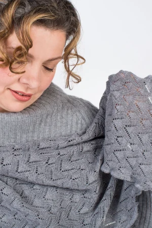 Invero Tørklæde Susi Grå Her får du det lækreste grå tørklæde/sjal, Strikket i en trekant  i det smukkeste merino uld. "Susi", vores klassiske trekantede tørklæde med hulmønster. Et moderigtigt allround, ideelt til enhver sæson. Hyggeligt og varmt om vinteren og perfekt til køligere aftener om sommeren.  Invero Tørklæde Susi Grå er utroligblødt og lækkert. Tørklædet måler 140x200 cm Lækkert fint merino uld fra Italien, strikket i Tyskland
