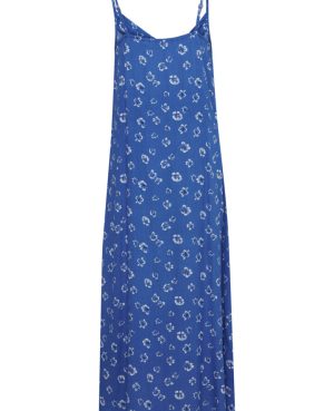 b-young Kjole Byiathens Lapis Blue Mix Fin smuk blå kjole med hvide blomster. Kjolen har justerbar stropper og fine sids i begge sider, lille v/ udskæring. Kjolen går til ca lidt på Læg