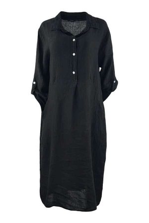 Skovbjerg Collection Kjole Joanne Black Vanvittig lækker hør kjole i en skøn klassisk sort. Kjolen har skjortekrave med stolpelukning og klnapper. kjolen har 3/4 ærmer med knap til oprul og har store lommer foran Skovbjerg Collection Kjole Joanne Black har en længde der er ca 116 cm og bryst mål på 120 cm 100 % Hør