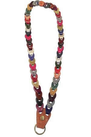 Octopus Keyhanger Kuala Multi Læder keyhanger i mange flotte sammensatte farver. Fremstillet af rester fra lædertasker. Octopus Keyhanger Kuala Multi har en længde på ca 41 cm, se alle de andre farver på shoppen.
