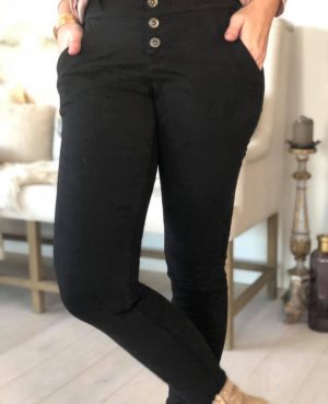 Cat og Co jeans Black Skønne Sorte jeans med skrå lommer foran og har ligeledes baglommer.Bukserne lukkes med 4 knapper En sød skjorte og cardigan passer også godt sammen med disse Cat og Co jeans Black