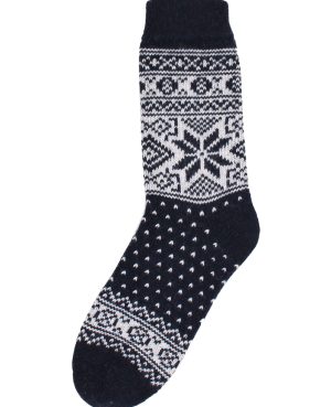 Danefæ Danestay Warm Wool Socks Navy/White Lækre sokker  til de rigtige kolde dage. Behagelige og dejlige at have på.Nordisk mønster. Virkelig skønne sokker som uden tvivl bliver en favorit i vinter-garderoben. Danefæ Danestay Warm Wool Socks Navy/White er lavet af en lækker lammeuldsblanding der består af 60% lammeuld, 37% nylon og 3% elastane.