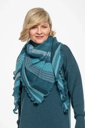 Invero Tørklæde Kyra Turkis Forkæl dig selv med det eksklusive Invero Tørklæde Kyra Turkis – et elegant og blødt tørklæde/sjal i de skønneste farvekombinationer. Det perfekte accessoires til at give din kjole eller dit outfit et sofistikeret løft. Tørklædet er strikket i en klassisk trekantet form af det fineste merinould fra Italien og fremstillet med omhu i Tyskland. Det lette hulmønster er smukt afstemt i forskellige farvevariationer, der giver et unikt og stilfuldt udtryk. Med sin lette kvalitet kan tørklædet bruges både som et elegant tørklæde eller som et lunt sjal over skuldrene. Det er alsidigt, komfortabelt og ideelt til enhver lejlighed. De harmoniske farvekombinationer og den udsøgte kvalitet gør dette tørklæde til en uundværlig del af din garderobe. Mål: 140 x 200 cm.