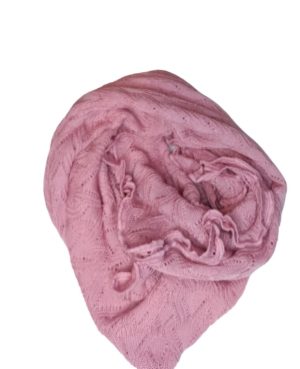 Invero Tørklæde SusiRosa Limited Edition Her får du det lækreste rosa farvet tørklæde/sjal, Strikket i en trekant i det smukkeste merino uld. Invero Tørklæde Susi Rosa Limited Edition er utrolig blødt og lækkert. Tørklædet måler 140x200 cm og er i begrænset antal Lækkert fint merino uld fra Italien, strikket i Tyskland