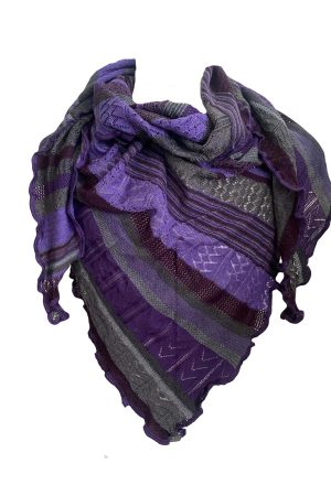 Invero Tørklæde Kyra Violet Forkæl dig selv med det eksklusive Invero Tørklæde Kyra Violet – et elegant og blødt tørklæde/sjal i de skønneste farvekombinationer. Det perfekte accessoires til at give din kjole eller dit outfit et sofistikeret løft. Tørklædet er strikket i en klassisk trekantet form af det fineste merinould fra Italien og fremstillet med omhu i Tyskland. Det lette hulmønster er smukt afstemt i forskellige farvevariationer, der giver et unikt og stilfuldt udtryk. Med sin lette kvalitet kan tørklædet bruges både som et elegant tørklæde eller som et lunt sjal over skuldrene. Det er alsidigt, komfortabelt og ideelt til enhver lejlighed. De harmoniske farvekombinationer og den udsøgte kvalitet gør dette tørklæde til en uundværlig del af din garderobe. Mål: 140 x 200 cm. Se det fine udvalg fra Invero her