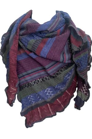 Invero Tørklæde Kyra Nichtigall Forkæl dig selv med det eksklusive Invero Tørklæde Kyra Nichtigall – et elegant og blødt tørklæde/sjal i de skønneste farvekombinationer. Det perfekte accessoires til at give din kjole eller dit outfit et sofistikeret løft. Tørklædet er strikket i en klassisk trekantet form af det fineste merinould fra Italien og fremstillet med omhu i Tyskland. Det lette hulmønster er smukt afstemt i forskellige farvevariationer, der giver et unikt og stilfuldt udtryk. Med sin lette kvalitet kan tørklædet bruges både som et elegant tørklæde eller som et lunt sjal over skuldrene. Det er alsidigt, komfortabelt og ideelt til enhver lejlighed. De harmoniske farvekombinationer og den udsøgte kvalitet gør dette tørklæde til en uundværlig del af din garderobe. Mål: 140 x 200 cm.