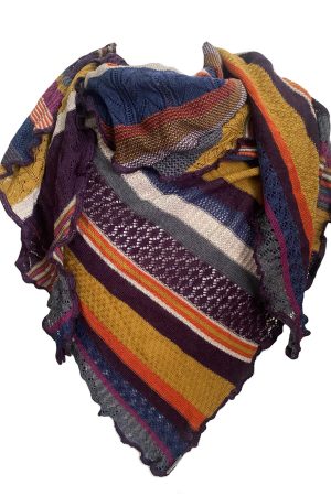 Invero Tørklæde Kyra Spicy Forkæl dig selv med det eksklusive Invero Tørklæde Kyra Spisy – et elegant og blødt tørklæde/sjal i de skønneste farvekombinationer. Det perfekte accessoires til at give din kjole eller dit outfit et sofistikeret løft. Tørklædet er strikket i en klassisk trekantet form af det fineste merinould fra Italien og fremstillet med omhu i Tyskland. Det lette hulmønster er smukt afstemt i forskellige farvevariationer, der giver et unikt og stilfuldt udtryk. Med sin lette kvalitet kan tørklædet bruges både som et elegant tørklæde eller som et lunt sjal over skuldrene. Det er alsidigt, komfortabelt og ideelt til enhver lejlighed. De harmoniske farvekombinationer og den udsøgte kvalitet gør dette tørklæde til en uundværlig del af din garderobe. Mål: 140 x 200 cm.