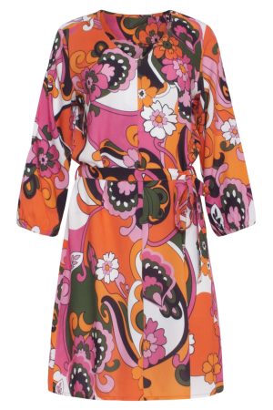 Smashed Lemon Kjole 24000 Navnet siger det hele, dette er en vidunderlig smuk kjole med et skønt retro print i  lyse og  pinke farver. Ses her i en lækker Rayon kvalitet.  Kjolen har 3/4 ærmer. Denne smukke kjole har v udskæring, og bindebånd. Denne smuksak af en kjole bør ikke mangle i din garderobe! Smashed Lemon Kjole 24000 sidder altid godt og er meget nem at kombinerer med at par strømpebukser og senere på året med bare ben.