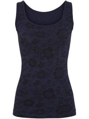 Tim og Simonsen Top Elena Lace Blue Behagelig microfiber top med blonde fra Tim & Simonsen. Smukt print af blomster og blade i sort på en blå bund Toppen lavet i en strækbar microfiber kvalitet med rib, så den er super behagelig at have på. Tim & Simonsen toppen er perfekt at bruge under en kjole, eller du kan også bruges som en top i på de varme sommerdage. Toppen er lavet i en strækbar microfiber kvalitet med rib, så den er super behagelig at have på. Tim og Simonsen Top Elena Lace Blue er perfekt at bruge under en dejlig kjole, eller du kan  bruge toppen alene på de varme sommerdage. Blød og lækker top, som sidder og godt og er dejlige behagelige at have på. Du kan bruge toppen til hverdag eller fest. Du finder denne top i flere farver og i to str. s/m og l/xl Denne top er et bæredygtigt valg. Der er allergivenlig, Mindsker antistatisk. Er antibakteriel og åndbar.