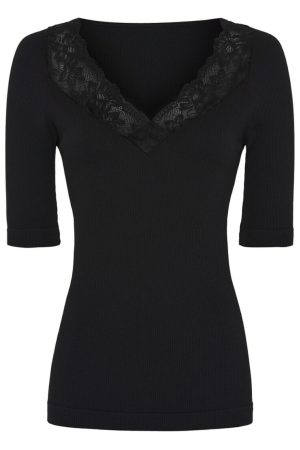 Tim og Simonsen Top Belen Rib V-Lace Black Behagelig microfiber top med blonde og med fine ærmer fra Tim & Simonsen. Toppen er lavet i en strækbar microfiber kvalitet med rib, så den er super behagelig at have på.  Tim og Simonsen Top Belen Rib V-Lace Black perfekt at bruge under en dejlig kjole, eller du kan  bruge toppen alene på de varme sommerdage. Blød og lækker top, som sidder og godt og er dejlige behagelige at have på. Du kan bruge toppen til hverdag eller fest. Du finder denne top i to str. s/m og l/xl. Du finder også denne model uden ærmer. Denne top er et bæredygtigt valg. Der er allergivenlig, Mindsker antistatisk. Er antibakteriel og åndbar.