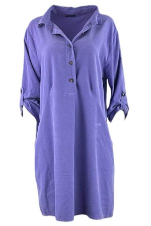 Skovbjerg Collection – Kjole Cecilia i Lavendel babyfløjl Elegant og blød kjole i eksklusiv babyfløjl, præsenteret i en smuk lilla nuance. Kjolen er designet med en klassisk skjortekrave, stolpelukning med fire knapper og lange ærmer, der kan rulles op og fastgøres med en knap. De rummelige lommer tilføjer både funktionalitet og et afslappet touch. Skovbjerg Collection Kjole Cecilia i lilla har en længde på ca. 96 cm og et brystmål på 120 cm, hvilket giver en behagelig og flatterende pasform. Du finder denne unikke model eksklusivt i denne vidunderlige farve her på shoppen. Materiale: 100 % bomuld i babyfløjl.