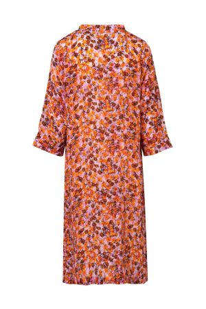 Peace Heart Joy Kjole Jennifer Floral Smukkeste kjole i den blødeste Silke/ viskose kvalitet, en kjole du ikke vil tage af. I de skønneste glade farver i et skønt blomsterprint. Rumlig pasform, blød og lækker at have på. Kjolen har 3/4 ærmer og stolpelukning. Slids i begge siderne nederst på kjolen. Let og luftige kjole. Skønt farverigt print. Style og anvend denne skønhed Peace Heart Joy Kjole Jennifer Floral til hverdag og fest. Brug den nu som kjole med bare ben og senere på året med et par strømpebukser.