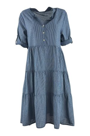 Skovbjerg Collection Kjole Fiona Skøn stribet kjole i blå og hvid.Stolpelukning med  3 knapper kjolen har et  brystmål på 118 cm, længde er ca 100 cm, 3 side cross læg, 3/4 ærme med smøg op strop. En skøn kjole lige til at hoppe ud i verden med bare ben nu og senre på året et par strømpebukser 100 % bomuld 