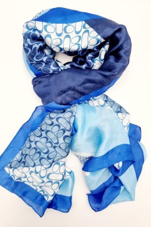 Cat og Co Tørklæde Denim Blue 77255 Lækkert blødt tørklæde i en skøn blanding af  Viskose og silke. Aflangt tørklæde i et smukt farverigt blomster print. Cat og Co Tørklæde Denim Blue 77255 passer godt ind i din garderobe de kommende måneder. Match dette tørklæde og med en lækker kjole eller en flot bluse. Se også de mange andre fine tørklæder her på shoppen.