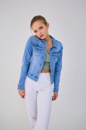 Found By Justos Klassisk Cowboy jakke Lyseblå Stretch denim cowboy jakke i et klassisk snit, Denne jakke har to sidelommer samt fine brystlommer helt normal knaplukning. Lange ærmer med manchet. Fuldend garderoben med denne Found By Justos Klassisk Cowboy jakke Lyseblå. Passer godt sammen den en skøn kjole eller en dejlig nederdel. 95 % Bomuld 5 % Elastan