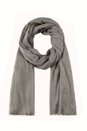 Found By Justos Tørklæde Grå Lækker gråt tørklæde i en skøn viskose kvalitet Se vores udvalg af andre tørklæder her på shoppen. Matche din nye Found By Justos Tørklæde Grå op med en dejlig kjole og et par farvede strømpebukser