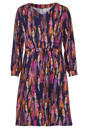 Du Milde Kjole Woman Allover DuYasmina Flot farverig kjole i 100% viskose med meget vidde. Kjolen er i A-facon, hvilket giver mulighed for at udnytte den store bredde forneden. Vidden i skørtet betyder, at denne model også er fantastisk til kvinder med hofter. Den har en fin V-hals åbning og stiklommer i siderne. Vi vil som udgangspunkt anbefale, at du vælger samme størrelse, som du vil gøre i viskose jersey kjolerne eller evt et nummer mindre, hvis du ikke har brug for vidden over hofterne