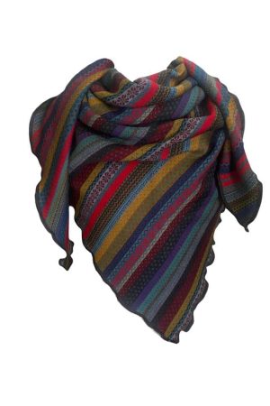 Invero Tørklæde Kyra Harmoni Forkæl dig selv med det eksklusive Invero Tørklæde Kyra Harmoni – et elegant og blødt tørklæde/sjal i de skønneste farvekombinationer. Det perfekte accessoires til at give din kjole eller dit outfit et sofistikeret løft. Tørklædet er strikket i en klassisk trekantet form af det fineste merinould fra Italien og fremstillet med omhu i Tyskland. Det lette hulmønster er smukt afstemt i forskellige farvevariationer, der giver et unikt og stilfuldt udtryk. Med sin lette kvalitet kan tørklædet bruges både som et elegant tørklæde eller som et lunt sjal over skuldrene. Det er alsidigt, komfortabelt og ideelt til enhver lejlighed. De harmoniske farvekombinationer og den udsøgte kvalitet gør dette tørklæde til en uundværlig del af din garderobe. Mål: 140 x 200 cm.