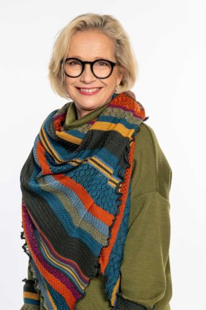 Invero Tørklæde Kyra Harmoni Forkæl dig selv med det eksklusive Invero Tørklæde Kyra Harmoni – et elegant og blødt tørklæde/sjal i de skønneste farvekombinationer. Det perfekte accessoires til at give din kjole eller dit outfit et sofistikeret løft. Tørklædet er strikket i en klassisk trekantet form af det fineste merinould fra Italien og fremstillet med omhu i Tyskland. Det lette hulmønster er smukt afstemt i forskellige farvevariationer, der giver et unikt og stilfuldt udtryk. Med sin lette kvalitet kan tørklædet bruges både som et elegant tørklæde eller som et lunt sjal over skuldrene. Det er alsidigt, komfortabelt og ideelt til enhver lejlighed. De harmoniske farvekombinationer og den udsøgte kvalitet gør dette tørklæde til en uundværlig del af din garderobe. Mål: 140 x 200 cm.