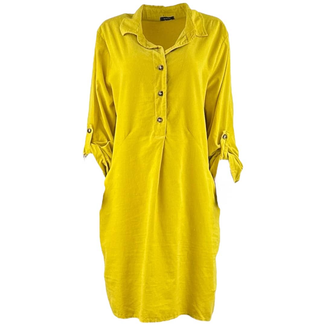 Skovbjerg Collection Kjole Cecilia Fløjl Sennep Vanvittig lækker baby fløjls kjole i en skøn Senneps gul farve. Kjolen har skjortekrave med stolpelukning og 4 knapper. Lange ærmer med knap til oprul. Store lommer Skovbjerg Collection Kjole Cecilia Fløjl Sennep har en længde der er ca 96 cm og bryst mål på 120 cm 100 % bomuld babyfløjl