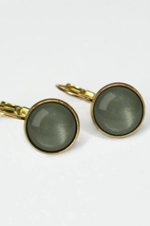 Urban Hippies Øreringe Dots Algue Green Forgyldt rustfrit stål øreringe fra Hollandske Urban Hippies. Stenen måler 12 mm og er forgyldt med Guld. Passer godt sammen med de farverige kjoler og nederdele du finder her på shoppen. match dem op med en flot kjole eller et par jeans og en farverig bluse og tag Urban Hippies Øreringe Dots Algue Green på. De er perfekte som en gave eller en lille ekstra ting, som er med til at fuldende dit look.