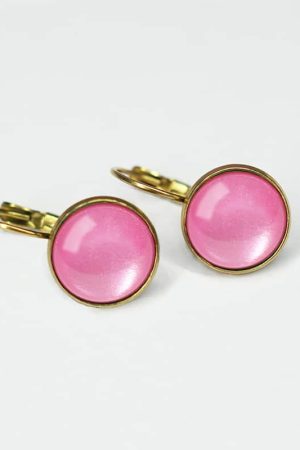 Urban Hippies Øreringe Dots Bubblegum Forgyldt rustfrit stål øreringe fra Hollandske Urban Hippies. Stenen måler 12 mm og er forgyldt med Guld. Passer godt sammen med de farverige kjoler og nederdele du finder her på shoppen. match dem op med en flot kjole eller et par jeans og en farverig bluse og tag Urban Hippies Øreringe Dots Bubblegum på.