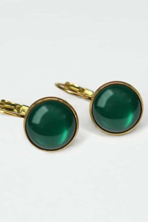 Urban Hippies Øreringe Dots Deep Sea Green Forgyldt rustfrit stål øreringe fra Hollandske Urban Hippies. Stenen måler 12 mm og er forgyldt med Guld. Passer godt sammen med de farverige kjoler og nederdele du finder her på shoppen. match dem op med en flot kjole eller et par jeans og en farverig bluse og tag Urban Hippies Øreringe Dots Deep Sea Green på. De er perfekte som en gave eller en lille ekstra ting, som er med til at fuldende dit look.