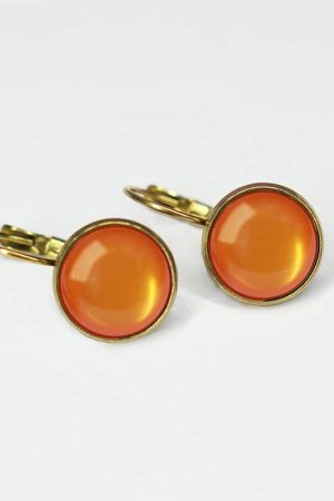 Urban Hippies Øreringe Dots Koi Forgyldt rustfrit stål øreringe fra Hollandske Urban Hippies. Stenen måler 12 mm og er forgyldt med Guld. Passer godt sammen med de farverige kjoler og nederdele du finder her på shoppen. match dem op med en flot kjole eller et par jeans og en farverig bluse og tag Urban Hippies Øreringe Dots Koi på.