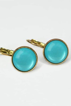 Urban Hippies Øreringe Dots Paradiso Blue Forgyldt rustfrit stål øreringe fra Hollandske Urban Hippies. Stenen måler 12 mm og er forgyldt med Guld. Passer godt sammen med de farverige kjoler og nederdele du finder her på shoppen. match dem op med en flot kjole eller et par jeans og en farverig bluse og tag Urban Hippies Øreringe Dots Paradiso Blue på.