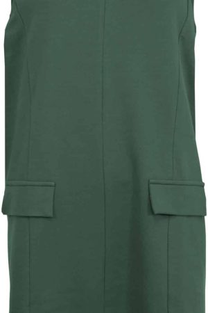 Ofelia Kjole Gro Duck Green Ofelia Kjole Gro Duck Green er fremstillet i en bomulds kvalitet hvilket gør den let og behagelig at have på hele dagen. Kjolen er uden ærmer har rund  hals med meget lille v udskæring, som tilføjer et sofistikeret touch til designet. Med sin løse pasform er kjolen ideel til både hverdag og festlige lejligheder. Kjolen er let at style med en bluse indenunder i både lyse og mørke overdele for et alsidigt look. Mærket Ofelia er et mærke der bager præg af den generelle hverdagstøj som kan vendes til festtøj med kun et par få tricks. Med de forskellige items fra Ofelia har du mulighed for at tilføje nogle flotte smykker. Derudover kan du også udskifte dine sko så du er klar til en cocktailbar, eller kontoret.