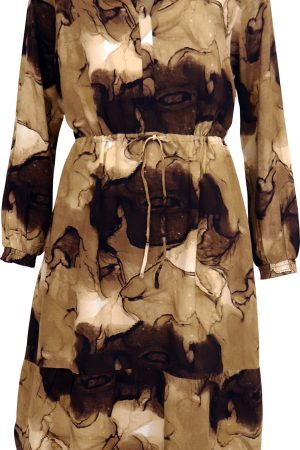 Ofelia Kjole Tilde Brown Combi Ofelia Kjole Tilde Brown Combi er fremstillet i 100% viskose, hvilket gør den let og behagelig at have på hele dagen. Kjolen har rund  hals der går ud i v udskæring. Lange ærmer med elastikmanchetter, som tilføjer et sofistikeret touch til designet. ydermere er der bindebånd i taljen. Med sin løse pasform er kjolen ideel til både hverdag og festlige lejligheder. Kjolen er let at style med både lyse og mørke underdele for et alsidigt look Mærket Ofelia er et mærke der bager præg af den generelle hverdagstøj som kan vendes til festtøj med kun et par få tricks. Med de forskellige items fra Ofelia har du mulighed for at tilføje nogle flotte smykker. Derudover kan du også udskifte dine sko så du er klar til en cocktailbar, eller kontoret.