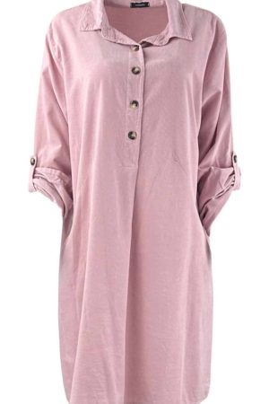 Skovbjerg Collection Kjole Cecilia Fløjl Rosa Vanvittig lækker baby fløjls kjole i en skønneste rosa farve. Kjolen har skjortekrave med stolpelukning og 4 knapper. Lange ærmer med knap til oprul. Store lommer Skovbjerg Collection Kjole Cecilia Fløjl Rosa har en længde der er ca 96 cm og bryst mål på 120 cm Du finde kun denne model i denne skønne farve her på shoppen. 100 % bomuld babyfløjl