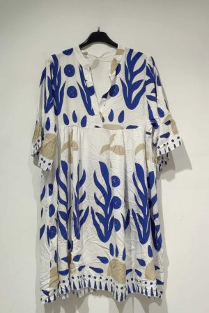 Found By Justos kjole Blå Skøn viskose kjole med kort korte brede ærmer. Kjolen har  V udskæring med skæring under brystet hvor der er tilføjet fine små læg. Denne fine kjole i hvid med  blå og beige print One size 38-42 (M-XL) Passer godt ind i din sommer garderobe, match op nu med et par strømpebukser fra Pamela mann, som du også finder i masser af dejlige farver og til de varmere dage med bare ben Found By Justos kjole Blå er i en skøn viskose kvalitet . Brystmål  2 x 56 cm