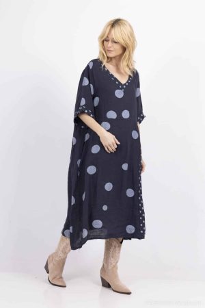 Found By Justos Hør kjole Blue Hør kjole med kort korte ærmer med små prikker på ærmekanter og V udskæring  med små prikker. Denne fine hør kjole i blå har lyse prikker samt en wienerlæg med små prikker og modellen er i en One size 38-44 (M-XXL) Passer godt ind i din sommer garderobe, match op med et par strømpebukser fra Pamela mann, som du også finder i masser af dejlige farver og til de varmere dage med bare ben Found By Justos Hør kjole Blue er i en skøn hør kvalitet . Brystmål  2 x 59 cm