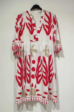 Found By Justos kjole Rød Skøn viskose kjole med kort korte brede ærmer. Kjolen har  V udskæring med skæring under brystet hvor der er tilføjet fine små læg. Denne fine kjole i hvid med  blå og beige print One size 38-42 (M-XL) Passer godt ind i din sommer garderobe, match op nu med et par strømpebukser fra Pamela mann, som du også finder i masser af dejlige farver og til de varmere dage med bare ben Found By Justos kjole Rød er i en skøn viskose kvalitet . Brystmål  2 x 56 cm