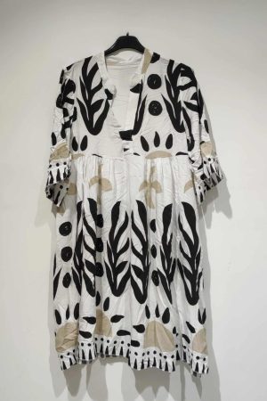 Found By Justos kjole Sort Skøn viskose kjole med kort korte brede ærmer. Kjolen har  V udskæring med skæring under brystet hvor der er tilføjet fine små læg. Denne fine kjole i hvid med  blå og beige print One size 38-42 (M-XL) Passer godt ind i din sommer garderobe, match op nu med et par strømpebukser fra Pamela mann, som du også finder i masser af dejlige farver og til de varmere dage med bare ben Found By Justos kjole Sort er i en skøn viskose kvalitet . Brystmål  2 x 56 cm