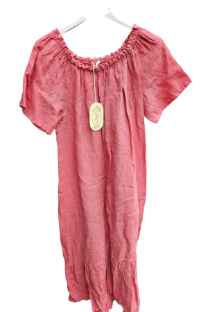 Found By Justos Hør Kjole Gammel Rosa Smuk og luftig rød kjole Denne elegante, løstsiddende kjole i en smuk gammel rosa farve kombineret komfort og stil på bedste vis. Med sin bløde, lette tekstur og afslappede pasform er den perfekt til både varme sommerdage og hyggelige aftener. Den rynkede halsudskæring og de korte ærmer giver et feminint touch, mens det let faldende skørt skaber en romantisk og ubesværet silhuet. Style den med sandaler og en stråhat for et afslappet look, eller tilføj et par fine smykker og lette hæle for en mere elegant fremtoning. En kjole, der passer til enhver lejlighed! Found By Justos Hør Kjole Gammel Rosa er i en skøn hør one size kvalitet . Billedet snyder er lidt mørkere end billedet. Brystmål  2 x 59 cm