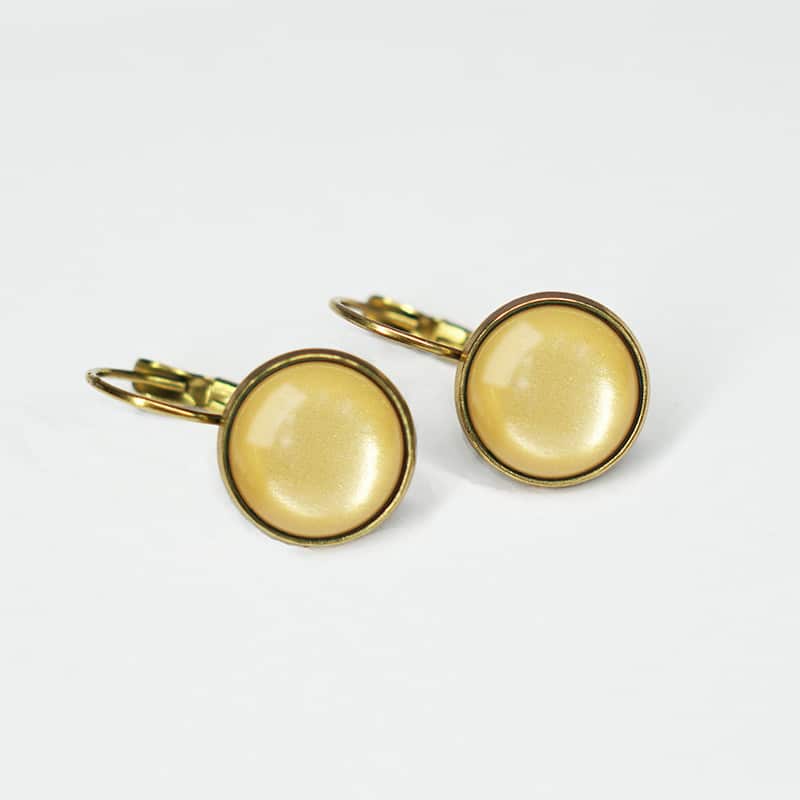 Urban Hippies Øreringe Dots Venice Yellow Forgyldt rustfrit stål øreringe fra Hollandske Urban Hippies. Stenen måler 12 mm og er forgyldt med guld. Passer rigtig god sammen med alle de farverige og finurlige kjoler og nederdele du også finder her på shoppen. Match Urban Hippies Øreringe Dots Venice Yellow op med en flot kjole eller et par jeans med en finurlig bluse, og spring ud i livet Det er en perfekt værtinde gave, eller blot er en lille ting der fuldender dit look