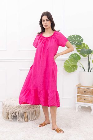 Found By Justos Hør Kjole Fuchsia Denne kjole er en lang, luftig og feminin sommerkjole i en stærk fuchsiafarve. 🌺 Farve – En intens pink / fuchsia der giver et friskt og livligt look. 👗 Design  Løs og afslappet pasform med et romantisk boheme-touch. Kjolen har en bred, rynket udskæring, der giver et let og elegant fald. ✨ Materiale  100 % hør 🌿, hvilket gør den let og åndbar – perfekt til varme dage. 🌿 Stil & Anledning  kjole til både ​– En kjole til både hverdagsbrug, ferie eller strandture . Den kan nemt styles med sandaler og en stor stråtaske for et afslappet sommerlook! 🌞💃  One size 38-44 (M-XXL) Found By Justos Hør Kjole Fuchsia er i en skøn hør kvalitet . Brystmål  2 x 59 cm