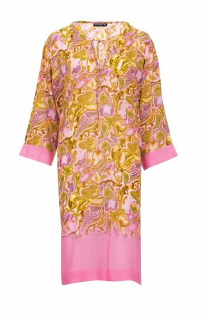 Peace Heart Joy Kjole Carla Metal Denne kjole er et elegant og kunstnerisk valg med et iøjnefaldende design! ✨💖 Detaljer: 🎨 🎨 Farver & Mønster  Kjolen har et abstrakt mønster i guld, pink og lilla nuancer, som giver en luksuriøs og kunstnerisk effekt. Stoffet har en nærmest flydende, marmoreret æstetik. 👗 Pasform – Løstsiddende og let kaftan-stil, hvilket gør den utrolig behagelig og velegnet til både afslappede og stilfulde anledninger. 💕 Hals & Ærmer Rund halsudskæring med en lille åbning og snøre, samt trekvartlange ærmer med en fin pink kant, der giver et sofistikeret touch. 🌟Let og luftigt stof, perfekt til varme dage eller en festlig aften. Denne kjole er ideel til dig, der elsker et dristigt, men elegant look – perfekt til både sommerfester og feriestemning! 🌅💃