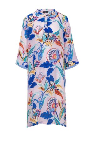 Peace Heart Joy Kjole Jennifer Botanical Smukkeste kjole i den blødeste Silke/ viskose kvalitet, en kjole du ikke vil tage af. I de skønneste glade farver. Rumlig pasform, blød og lækker at have på. Kjolen har 3/4 ærmer og stolpelukning. Slids i begge siderne nederst på kjolen. Let og luftige kjole. Skønt farverigt print. Style og anvend denne skønhed Peace Heart Joy Kjole Jennifer Botanical til hverdag og fest. Brug den nu som kjole med strømpebukser eller et par jeans og senere med bare ben.