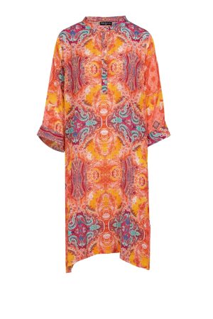 Peace Heart Joy Kjole Jennifer Cherry Denne kjole er et fantastisk statement-piece med et livligt og eksotisk look! 🌟🔥 🎨 Farver & Mønster – Kjolen har et dynamisk paisley-inspireret mønster med varme orange, røde og gule toner kombineret med kontrastfulde blå og turkise detaljer. Mønsteret har et næsten symmetrisk, kalejdoskopisk udtryk, der giver en eksklusiv boheme-vibe. 👗 Pasform –💕– Løstsiddende kaftan-stil, hvilket giver en behagelig og elegant silhuet. Perfekt til både afslappede og festlige lejligheder. 💕 Hals & Ærmer🌟– Rund halsudskæring med en lille åbning og knapdetaljer, samt lange, let vide ærmer med et smukt kantet mønster. 🌟 Materiale –– Let og luftig kvalitet, der gør den ideel til varme sommerdage eller en chic ferie-look. Denne kjole er perfekt til dig, der elsker et dristigt, farverigt og eksklusivt udtryk – oplagt til sommerfester, ferier eller en stilfuld dag i byen! ☀️💃