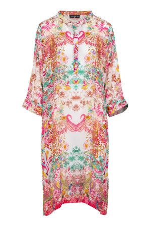 Peace Heart Joy Kjole Jennifer Vivid Denne kjole er en drømmende og romantisk kaftan med et smukt, farverigt mønster. 🌸✨ Detaljer: 🎨 Farver & Mønster  Kjolen har et kunstnerisk og symmetrisk mønster med nuancer af pink, turkis, grøn, guld og hvid. Blomster, paisley-elementer og fine, dekorative detaljer skaber et feminint og luksuriøst udtryk. 👗 Pasform💕 Løstsiddende kaftan-stil, som giver en let og luftig fornemmelse. Perfekt til sommerens varme dage eller som en elegant feriekjole. 💕 Hals & Ærmer  Rund hals med en lille knaplukning og delikat V-åbning. Ærmerne er 3/4-lange med et let klokkeformet snit, der tilfører ekstra elegance. 🌟 Materiale Letvægtsstof, der sikrer komfort og et eksklusivt fald. Denne kjole er ideel til dig, der elsker et boheme-chic look med et strejf af luksus. Perfekt til en sommerfest, en ferie eller en afslappet dag med stil! 🌺💃☀️