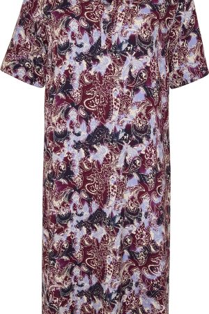 Ofelia Kjole Gloria Plum Combi  Den har et paisley-inspireret mønster i bordeaux . Mønstret giver en lidt boheme og afslappet stil. Løs, knælang kjole med et let fald –  meget behagelig at have på. Denne smukke sag har Korte ærmer.   V-udskæring , der giver giver et sofistikeret, men stadig afslappet udtryk. Kvalitet: 100% Viskose