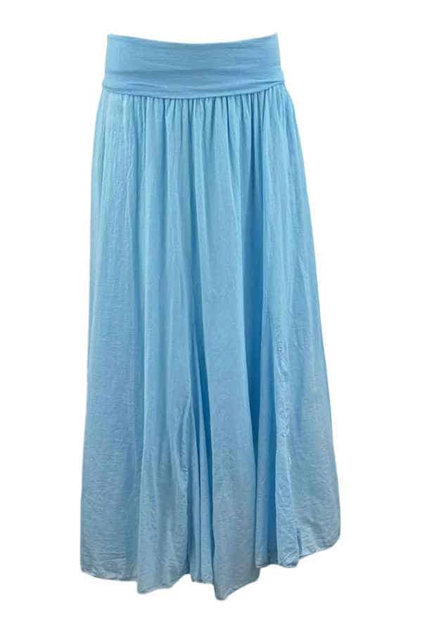 Skovbjerg Collection Nederdel Light Blue Lækker maxi nederdel i en skøn Lys blå farve, taljen er med bred ribkant. Ønsker du modellen kortere kan du blot bukke ribben op i taljen. Nederdelen har inderskørt. Træk op i ribben og du kan bruge nederdelen som stropløs kjole på de rigtige lune dage Skovbjerg Collection Nederdel Light Blue passer fra 36 til 42 modellen er onesize 100 % bomuld