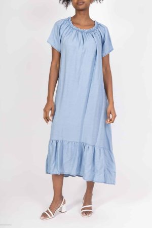 Found By Justos Kjole Lys tencel Smuk og luftig kjole Denne elegante, løstsiddende kjole i en smuk Lys farve kombineret komfort og stil på bedste vis. Med sin bløde, lette tekstur og afslappede pasform er den perfekt til både varme sommerdage og hyggelige aftener. Den rynkede halsudskæring og de korte ærmer giver et feminint touch, mens det let faldende skørt skaber en romantisk og ubesværet silhuet. Style den med sandaler og en stråhat for et afslappet look, eller tilføj et par fine smykker og lette hæle for en mere elegant fremtoning. En kjole, der passer til enhver lejlighed! Found By Justos Kjole Lys Tencel er i en one size model.