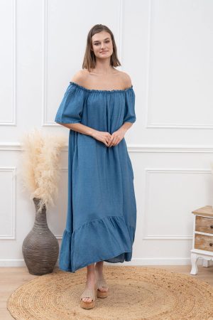 Found By Justos Kjole Mørk tencel Smuk og luftig kjole Denne elegante, løstsiddende kjole i en smuk Lys farve kombineret komfort og stil på bedste vis. Med sin bløde, lette tekstur og afslappede pasform er den perfekt til både varme sommerdage og hyggelige aftener. Den rynkede halsudskæring og de korte ærmer giver et feminint touch, mens det let faldende skørt skaber en romantisk og ubesværet silhuet. Style den med sandaler og en stråhat for et afslappet look, eller tilføj et par fine smykker og lette hæle for en mere elegant fremtoning. En kjole, der passer til enhver lejlighed! Found By Justos Kjole Mørk Tencel er i en one size model.